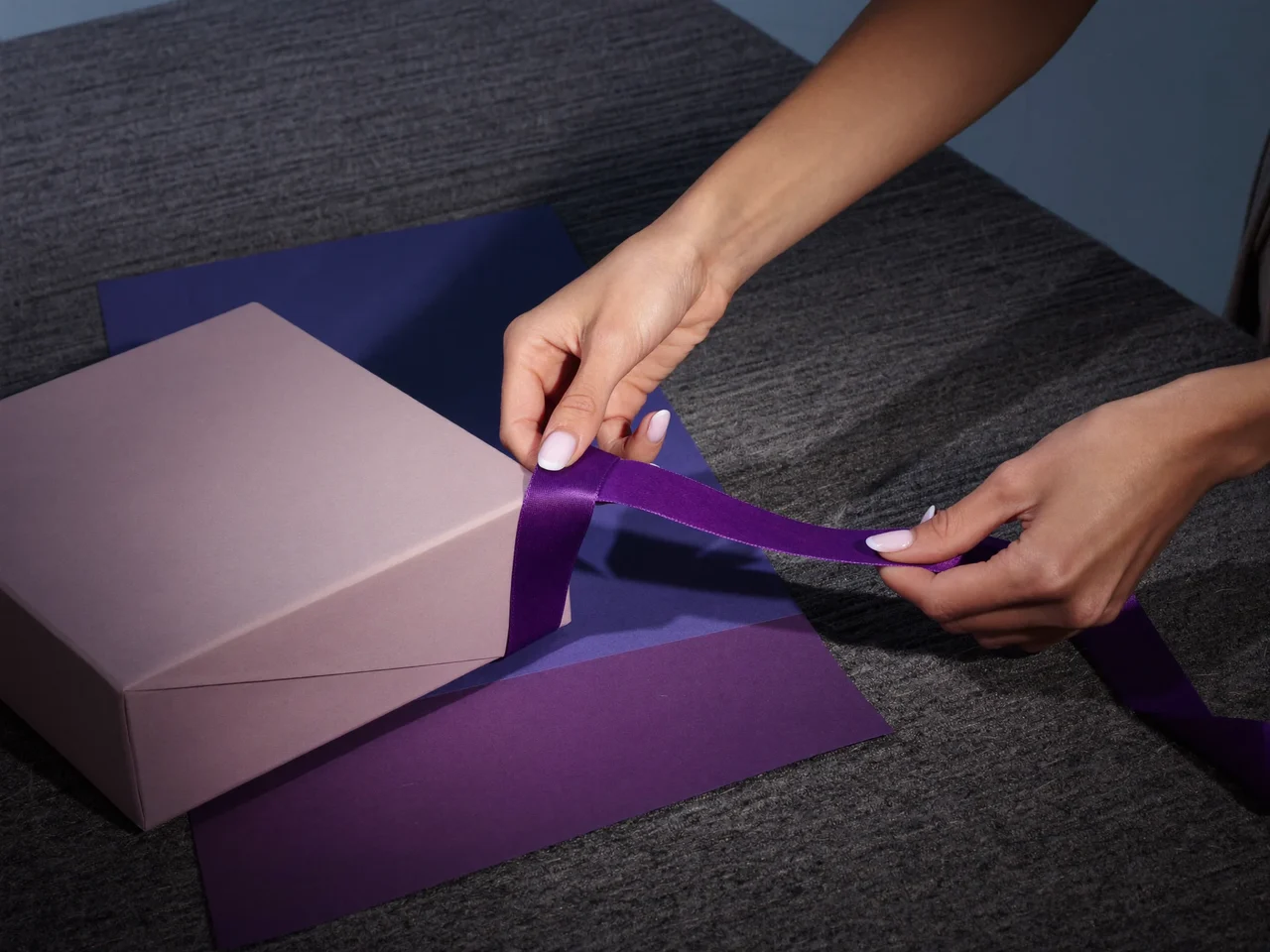 Illustrierte Detailansicht von Material und Faltung einer Geschenkverpackung