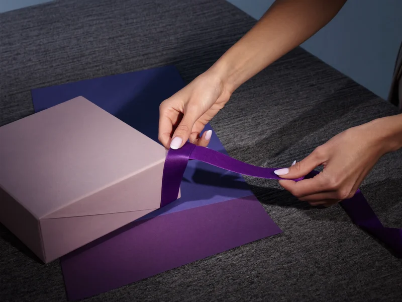 Illustrierte Detailansicht von Material und Faltung einer Geschenkverpackung